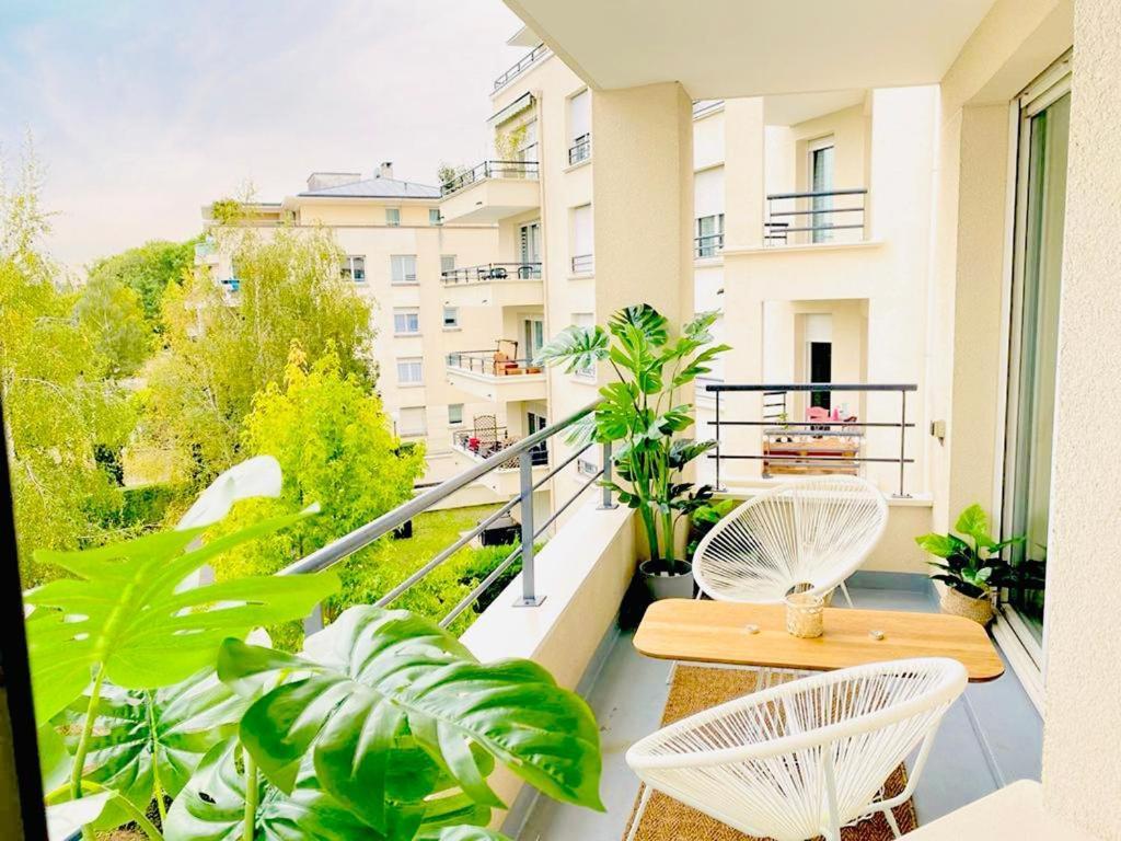 T2 Tres Charmant A Cergy Le Haut A Seulement 2 Min A Pied De La Gare !! Parking Prive Apartment Exterior photo